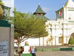 “80 Tahun Indonesia Merdeka, Tugu Kecil Depan Masjid Jamik yang Masih Menyimpan Tanda Tanya”