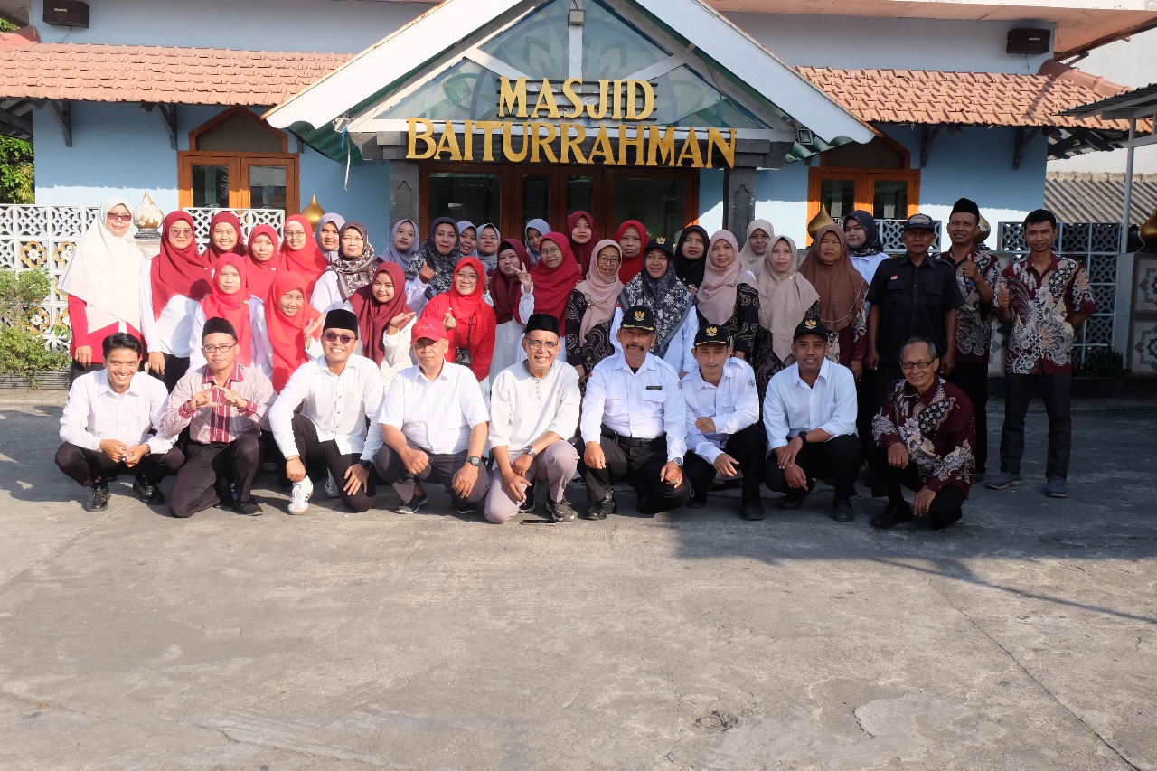 Jajaran Pengajar di Yayasan Baiturrahman dalam Sesi Foto Bersama di Depan Masjid Baiturrahman