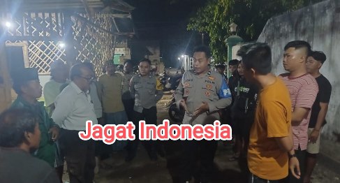 Tampak Aggota Polsek Jangkar memberikan arahan kepada warga