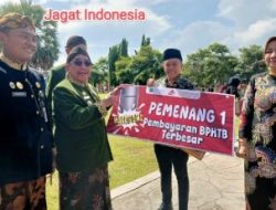 BERITA EKSKLUSIF: Notaris Naghfir Raih Penghargaan Pembayaran BPHTB Terbesar dari Bupati Sumenep!