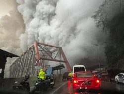 SEMERU MELUAP : Lahar Dingin Susulan Kepung Kampung Renteng Sumberwuluh, Warga dan Pengguna Jalan Diminta Siaga Penuh