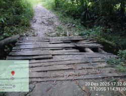 Warga Dusun Gulugur Timur Desa Kalowang Kecamatan Gayam Kabupaten Sumenep; Jembatan Kayu Lapuk Mengancam Keselamatan
