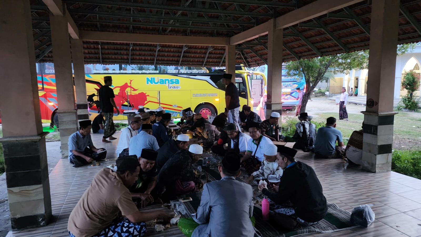 Rombongan PCNU Sumenep menuju Mujahadah Kubro Malang 