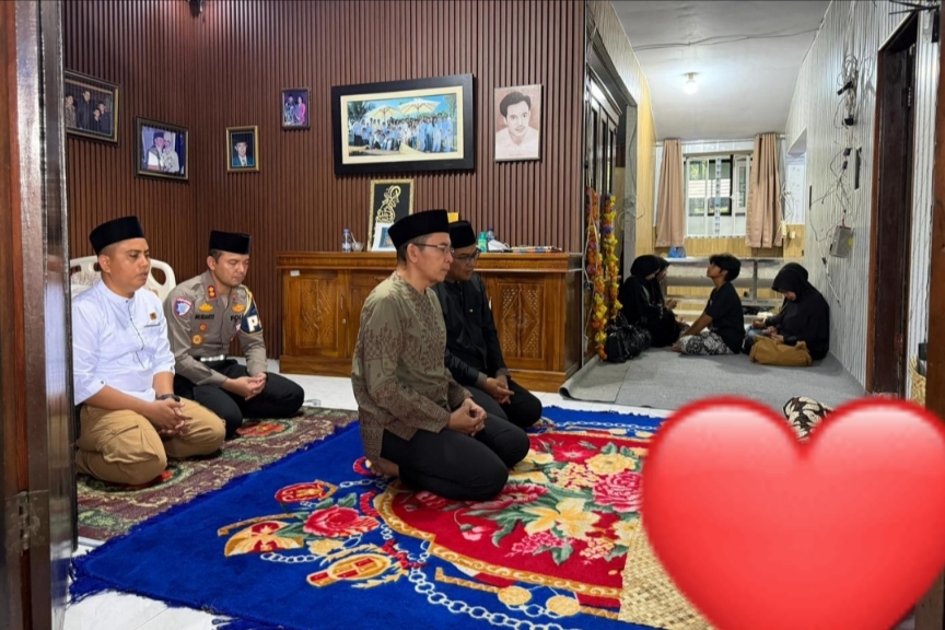 Tampak TGB. Zainul Majdi lagi berdoa dekah Jenazah Almarhumah