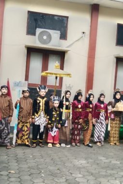 Semarak Budaya Nusantara: MI Al-Ittihad Tanamerah Tampilkan Kejayaan Keraton Mataram Islam dalam Karnaval Sekolah