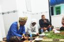 Foto : Raden Mas KH. Abdul Hamid Roqib Suryodirjo bersama KH. Muzammil saat tanah tamah