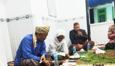 Foto : Raden Mas KH. Abdul Hamid Roqib Suryodirjo bersama KH. Muzammil saat tanah tamah