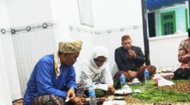 Foto : Raden Mas KH. Abdul Hamid Roqib Suryodirjo bersama KH. Muzammil saat ramah tamah