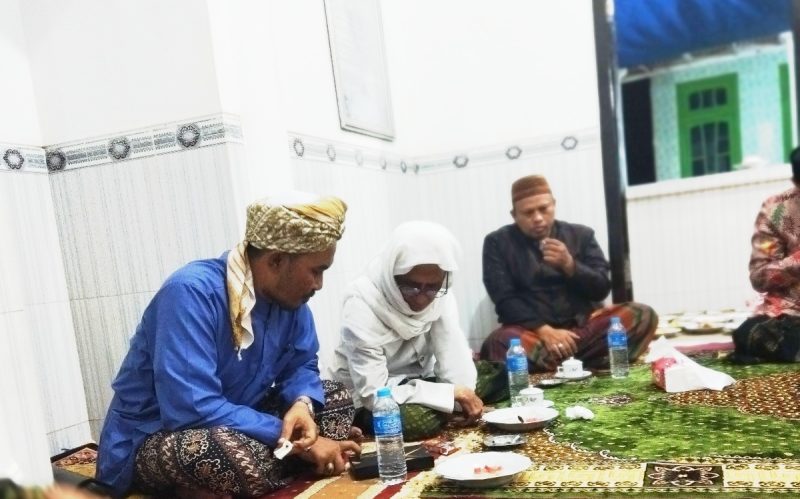 Foto : Raden Mas KH. Abdul Hamid Roqib Suryodirjo bersama KH. Muzammil saat ramah tamah