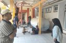 Dok.: Keluarga saat menunggu depan ruang pemulasaraan 