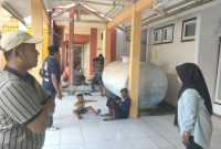 Dok.: Keluarga saat menunggu depan ruang pemulasaraan 