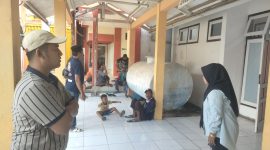 Dok.: Keluarga saat menunggu depan ruang pemulasaraan 