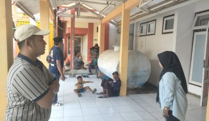 Dok.: Keluarga saat menunggu depan ruang pemulasaraan