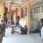 Dok.: Keluarga saat menunggu depan ruang pemulasaraan 